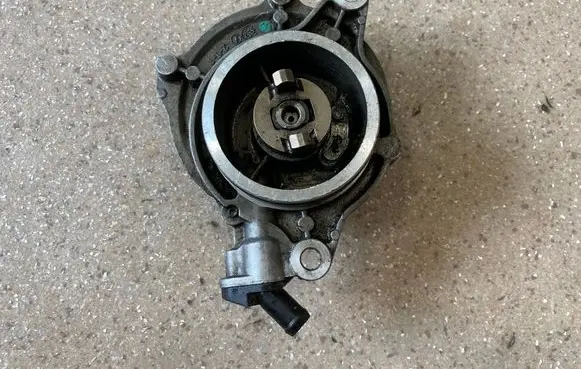 BMW 5 E60 E61 Vacuum pump 7787366 7795142