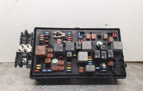 Opel Insignia A Fuse module 13275881