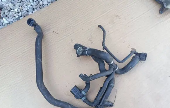 Volkswagen Tiguan Engine coolant pipe/hose 5N0121070K