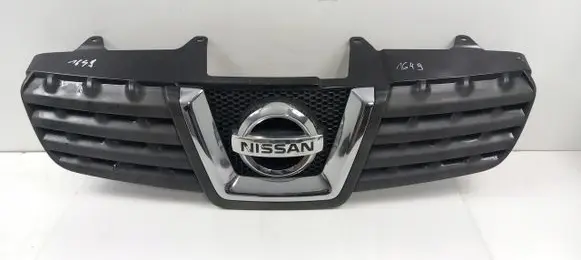 Nissan Qashqai Front bumper upper radiator grill