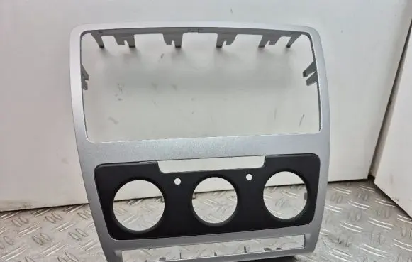 Skoda Octavia Mk2 (1Z) Radio/GPS head unit trim 1AR 2AU