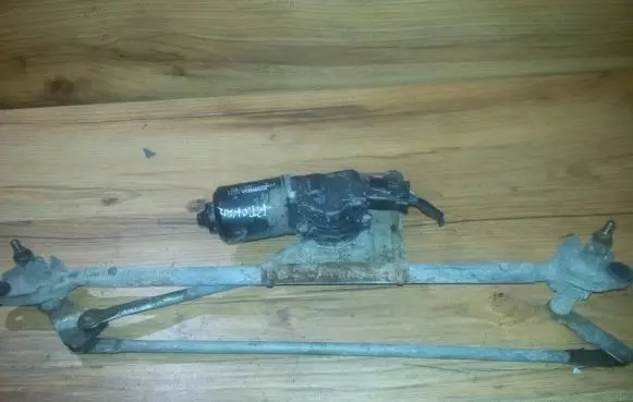 Chrysler PT Cruiser Front wiper linkage and motor