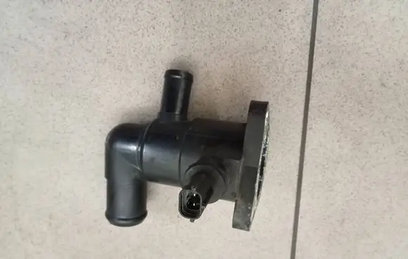 Suzuki Swift I Thermostat housing 0000