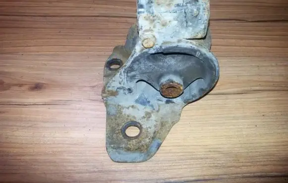 Honda Civic Engine mount bracket