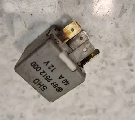 Volkswagen PASSAT B5 Other relay 899512000 443951253K