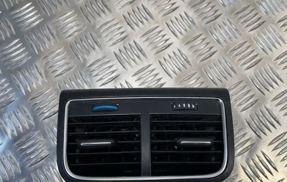 Rear air vent grill