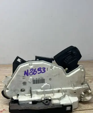 Volkswagen Golf VII Front door lock 5K1837015E