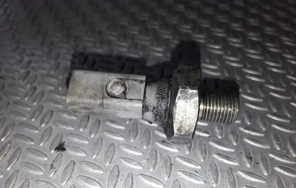 Volkswagen PASSAT B5 Oil pressure sensor 