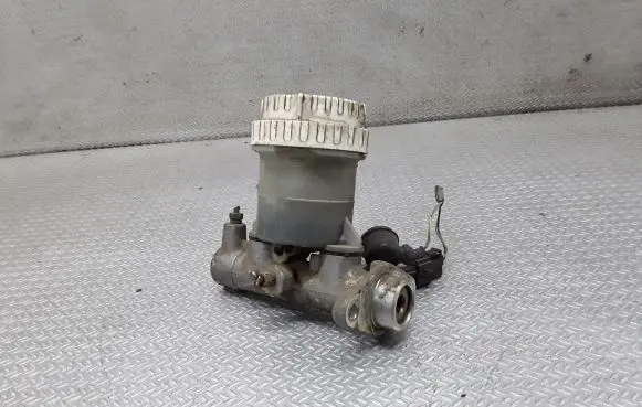 Mitsubishi Pajero Master brake cylinder