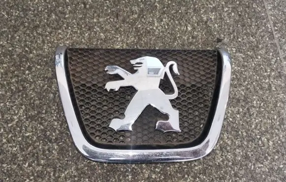 Manufacturer badge logo/emblem