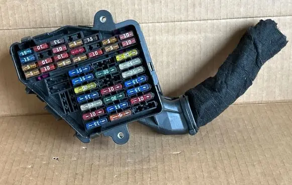 Volkswagen Golf IV Fuse module 477811001 1R000805377S 4241P