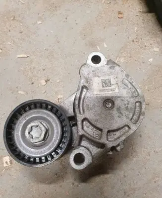 BMW 2 F45 Generator/alternator belt tensioner 6577414