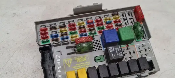 Opel Zafira A Fuse module 24412497