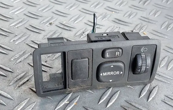 Toyota Avensis T250 Wing mirror switch 183574