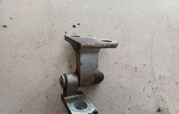 Volkswagen PASSAT B6 Front door upper hinge 