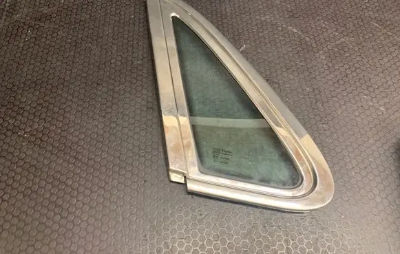 Jaguar XJ X300 Rear side window 43R00002 DOT17M22AS2