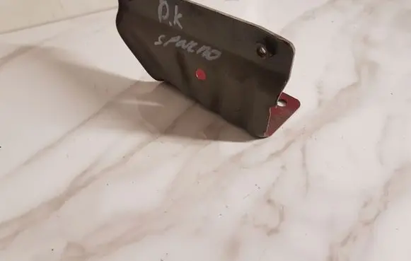 Nissan Qashqai Fender mounting bracket