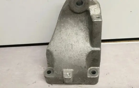 Mercedes-Benz Vito Viano W639 Engine mounting bracket A6422232904