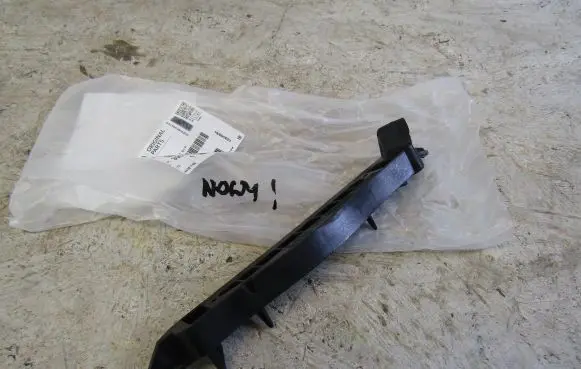Opel Corsa E Front bumper mounting bracket 39014303