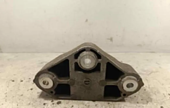 Nissan X-Trail T32 Engine mounting bracket 038172