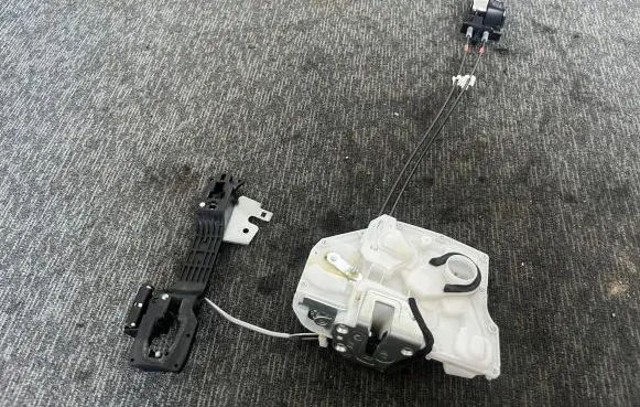 Suzuki SX4 S-Cross Front door lock 82201-61MA2
