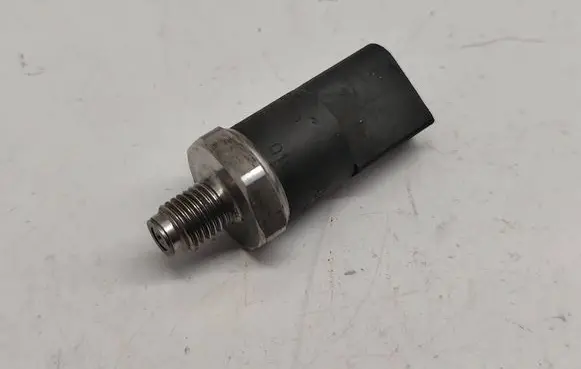Mercedes-Benz A W168 Fuel pressure sensor A0041531528 0281002239 0041531528