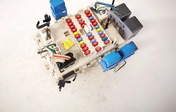 Nissan Primera Fuse box set 24350av700