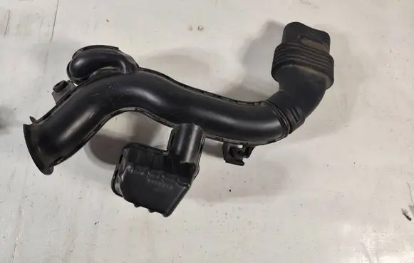 Renault Twingo III Air intake duct part 165559798R 8201402881 70565236