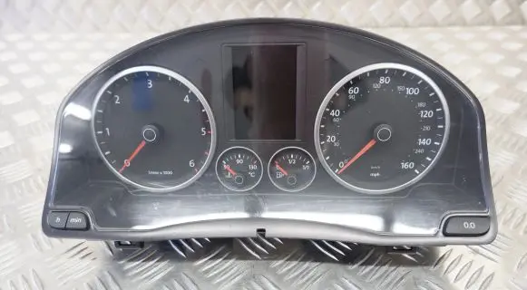 Volkswagen Tiguan Speedometer (instrument cluster) 5N0920970D