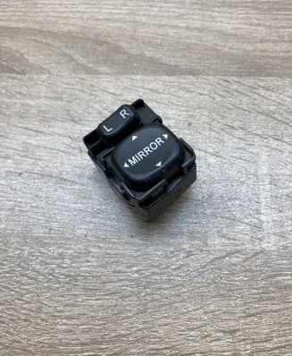Toyota Avensis T250 Wing mirror switch 183574