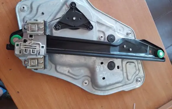 Skoda Yeti (5L) Front door window regulator with motor 5L0837401A