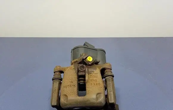 Volkswagen PASSAT CC Rear brake caliper 32332267D