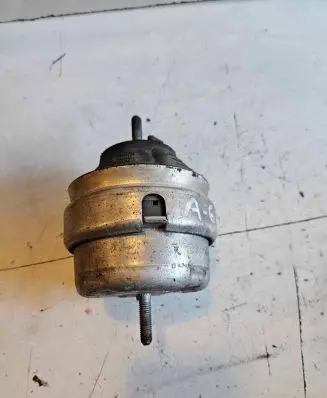 Volkswagen PASSAT B5 Engine mount bracket 8D0199382