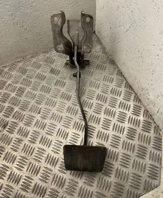 Jeep Grand Cherokee (WJ) Brake pedal