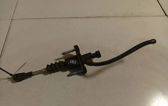 Opel Astra H Clutch master cylinder 90523769