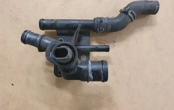 Volkswagen Golf V Engine coolant pipe/hose 06F121133H 06F121056C