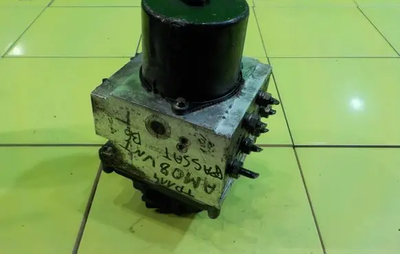 Volkswagen PASSAT B6 ABS Pump 3C0614109D