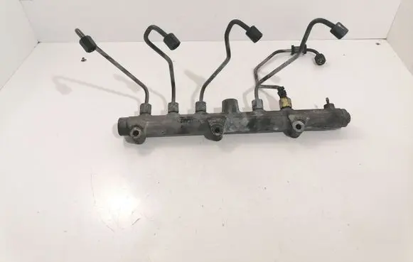 KIA Sorento Fuel injector supply line/pipe 