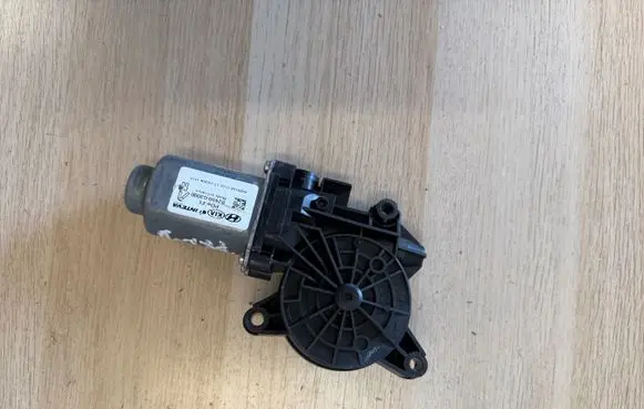 Hyundai i30 Front door window regulator motor 82450G3000