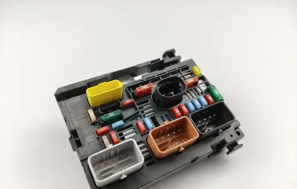 Peugeot 308 Fuse module 9664706280