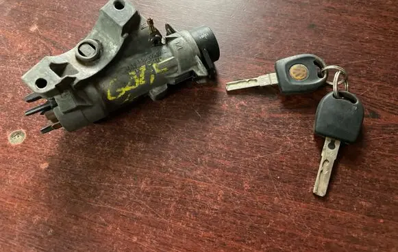 Volkswagen Golf IV Ignition lock 4B0905851B