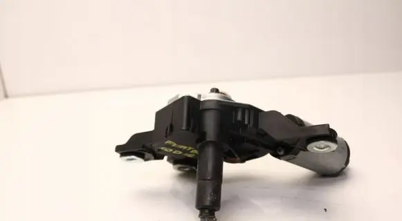 Volkswagen PASSAT B6 Rear window wiper motor 