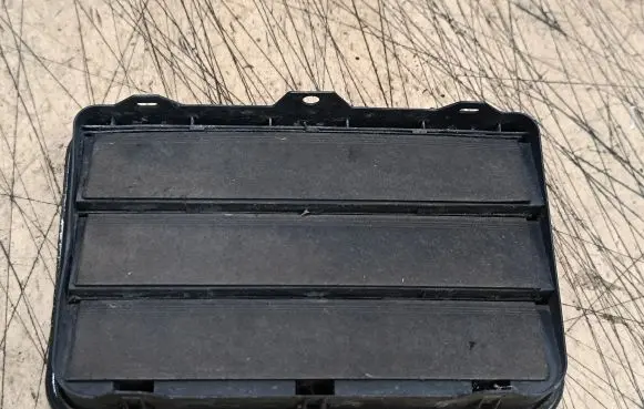 Quarter panel pressure vent
