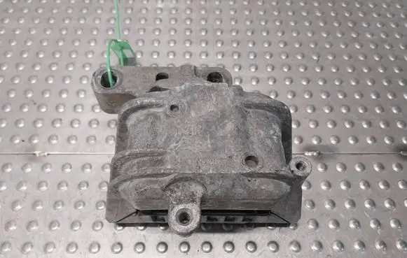 Engine mount vacuum valve
