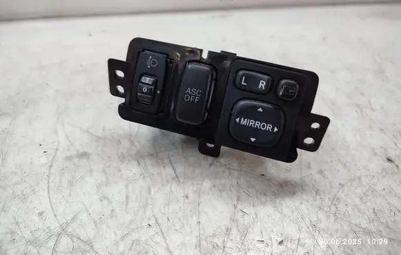Mitsubishi L200 Wing mirror switch