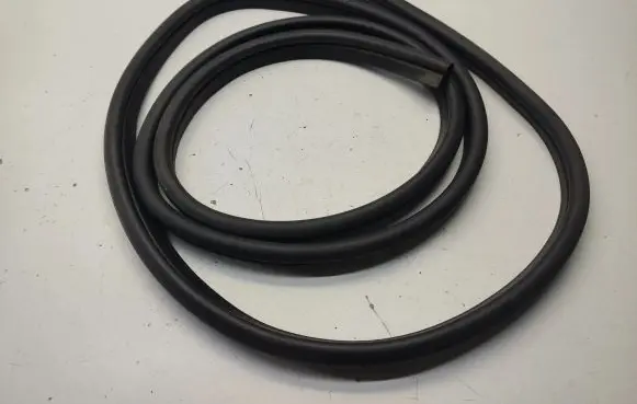 Chrysler 300 - 300C Trunk rubber seal (body) 