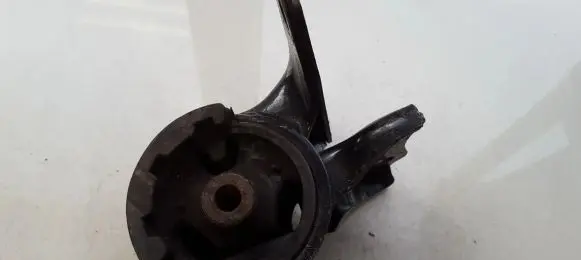 Mazda 6 Engine mount bracket