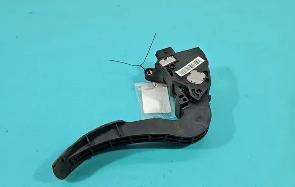 Accelerator throttle pedal