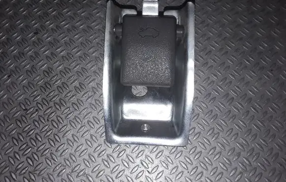 Suzuki Grand Vitara I Engine bonnet (hood) release handle