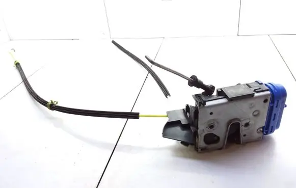 Audi A4 S4 B5 8D Rear door lock 8D0839015A